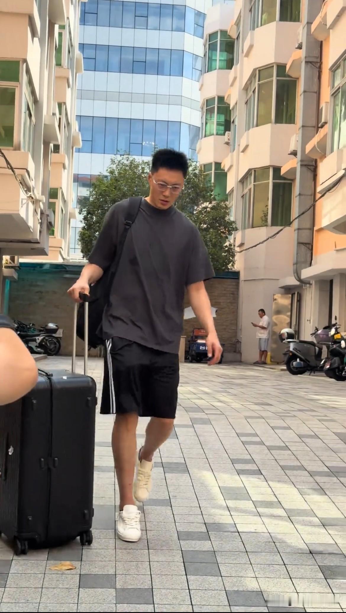 广东宏远新赛季开启；迎战南京12人大名单呼之欲出！
广东宏远男篮已于今日出发远征