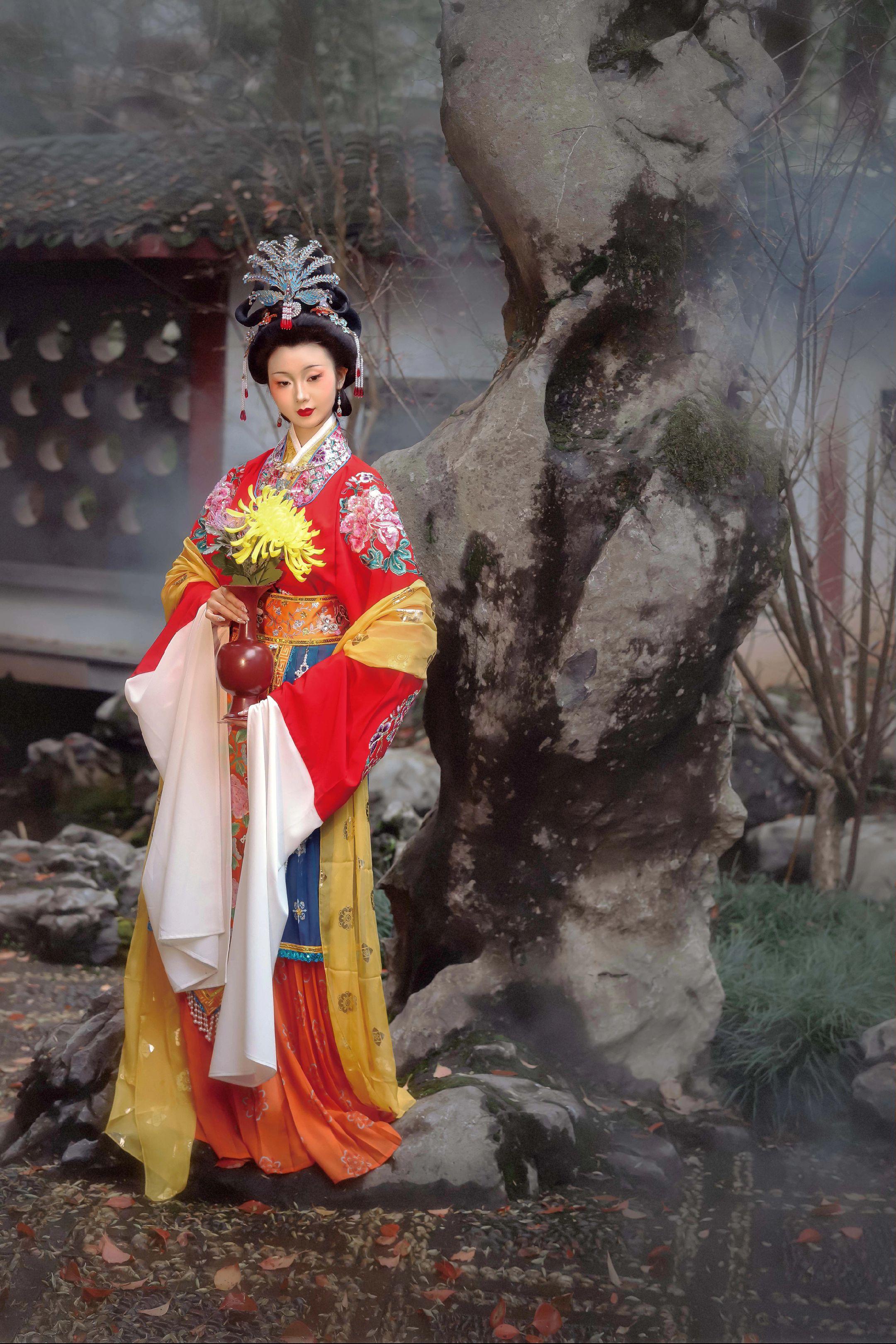 红楼一梦终难醒繁花落尽一场空。有点元春那味儿了