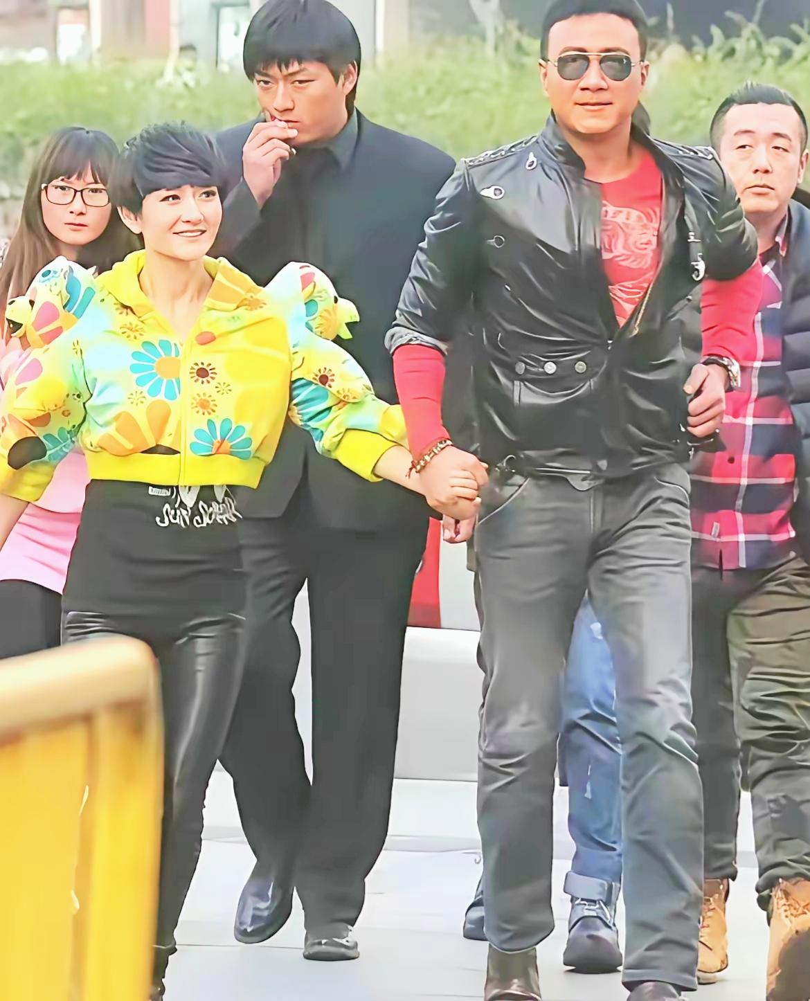 他俩手握的好紧