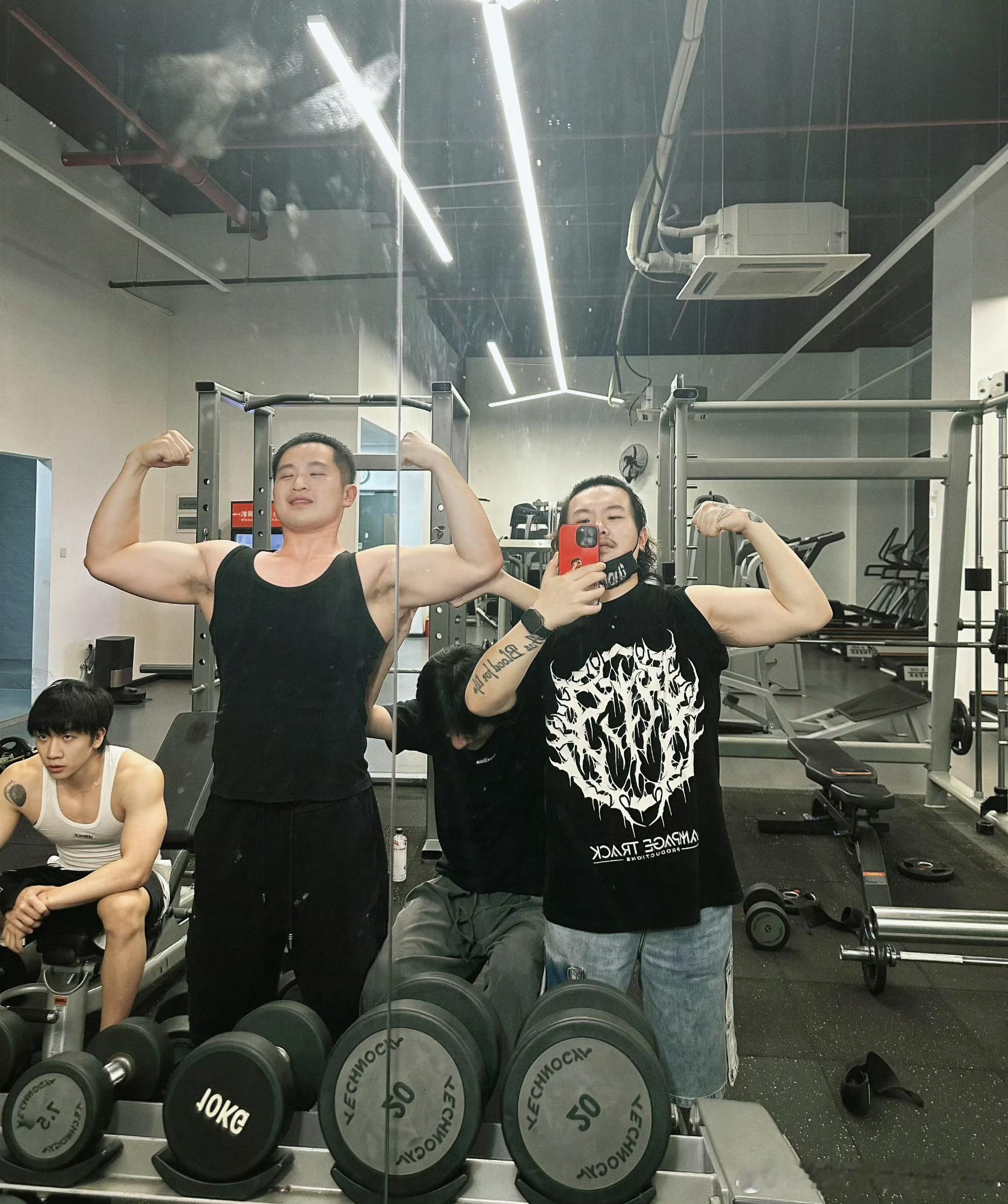 恢复训练了！杨和苏、小安迪、周维觅一起健身！ 