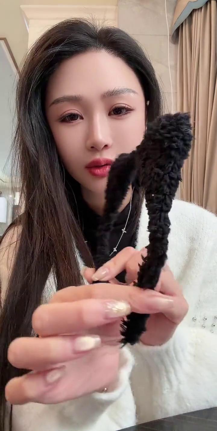 有要这个发箍的，这发箍很细很软的，就是化个妆、洗个头时候稍微勒一下。要真正箍头发