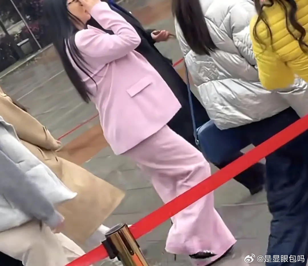 李湘带王诗龄现身湖南韶山！瘦了好多，整个人清爽了不少，王诗龄放春假从英国回来了，