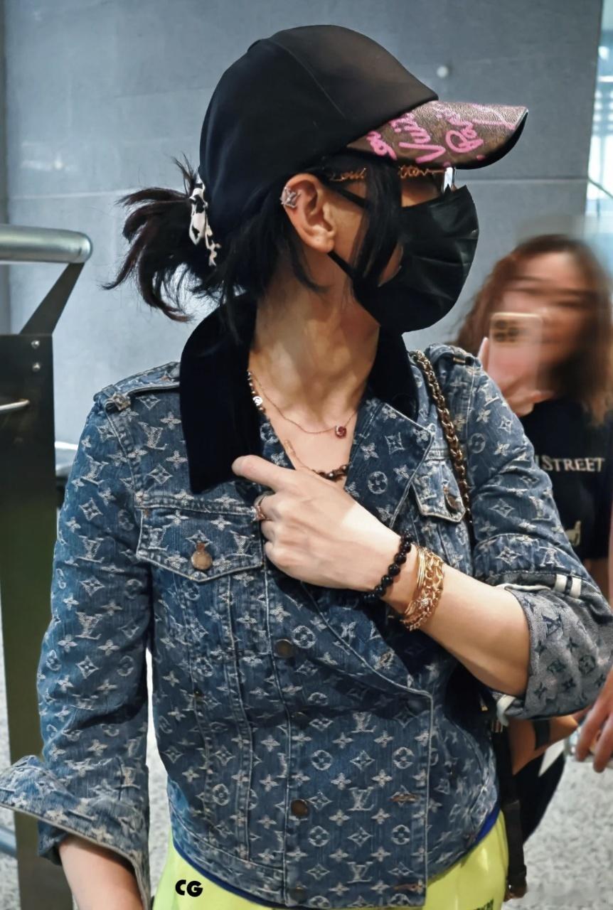 张柏芝 Lucas都长大了衣服还能穿 Lucas都长成高大少年，张柏芝翻出多年旧
