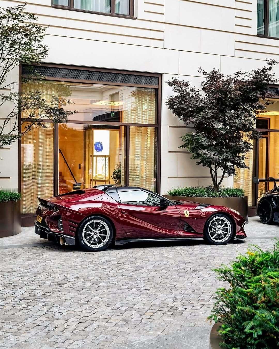Tailor Made 812 Competizione Aperta 油漆：R