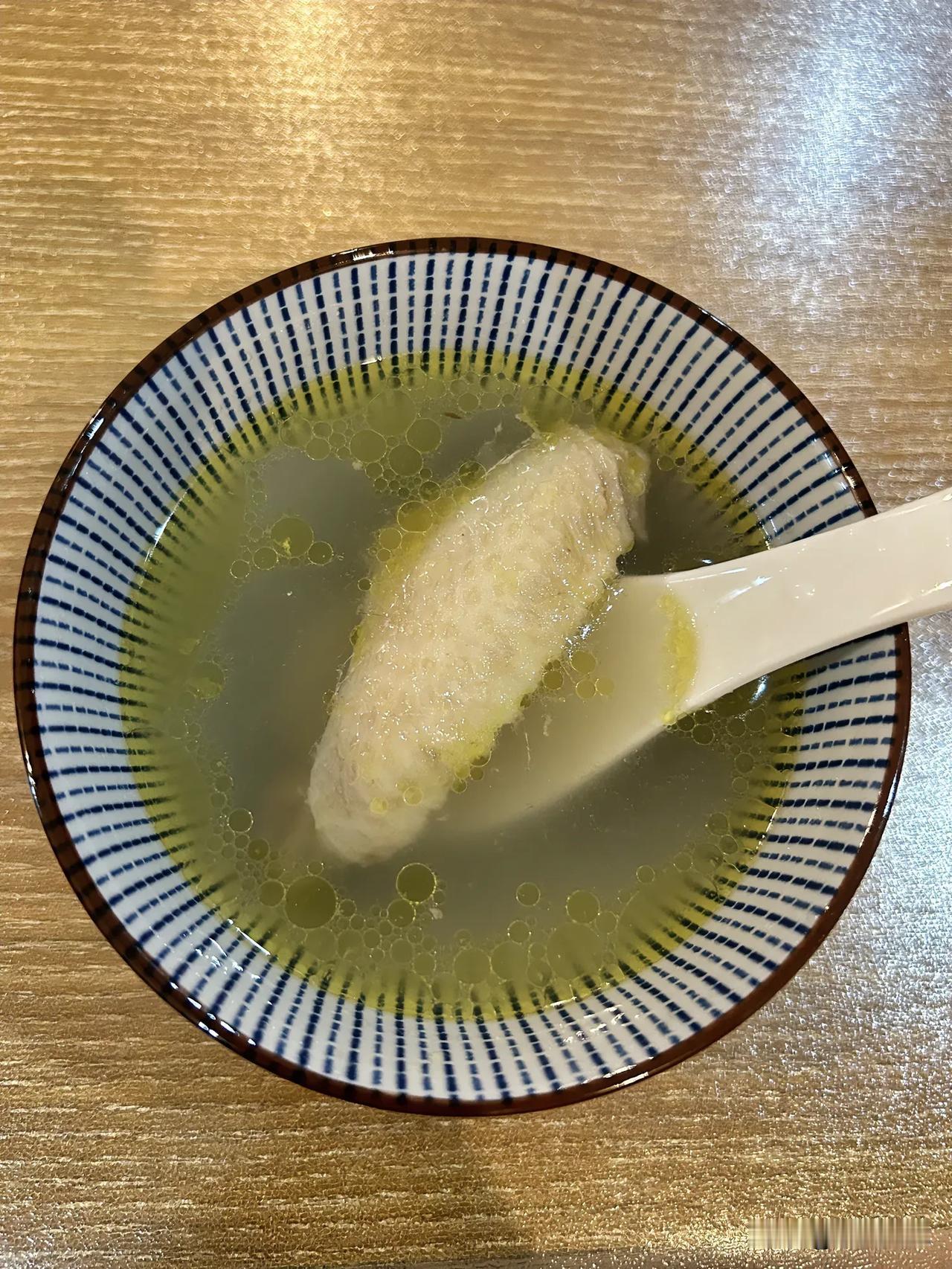 #今日餐桌美食分享#
老母鸡汤，汤鲜味美！
这可是母亲养了足足三年的鸡儿啊，
老