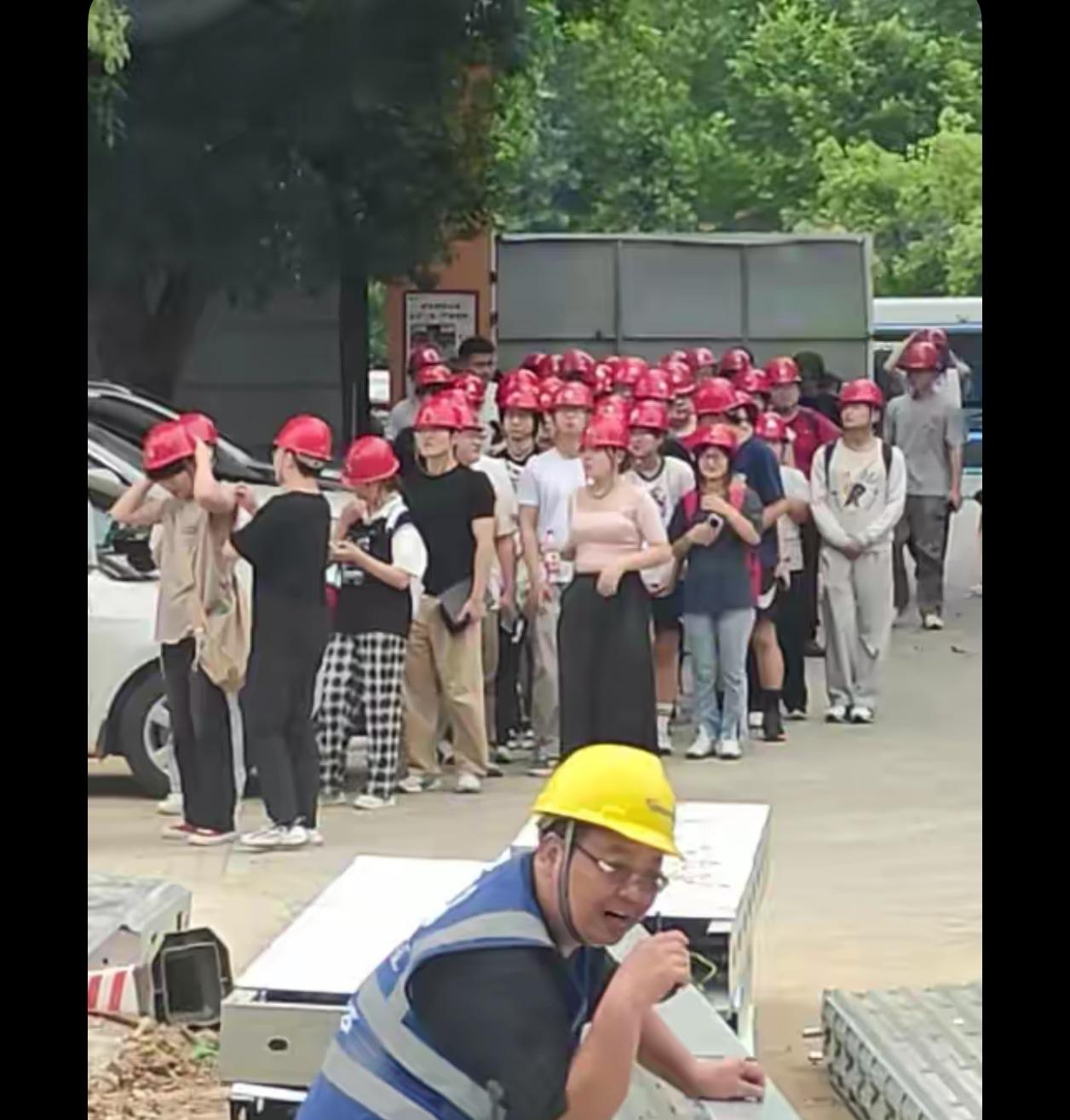 武汉建工招这多吗？施工员，安全员，资料员

3000千一个月的大学生听话好用又老