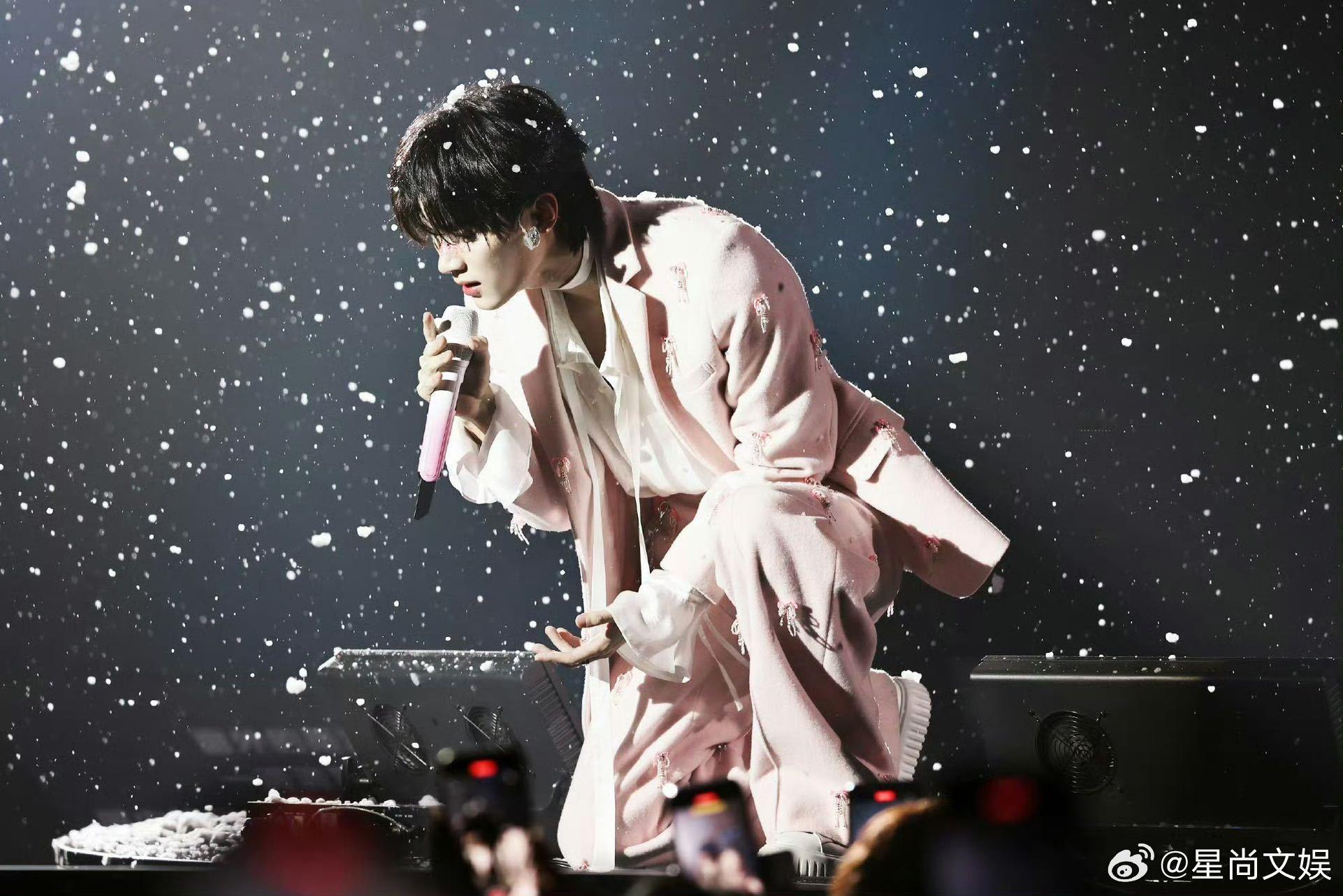 周翊然单膝跪地神图  周翊然单膝跪地唱歌  周翊然单膝跪地唱歌的姿态，如同星辰落