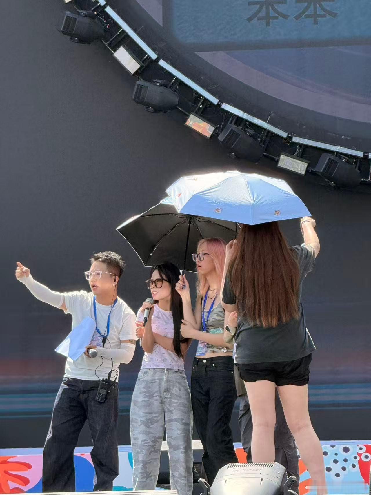 万妮达歌手淘汰后现身芒果演唱会大庸青春芒果演唱会 歌手赛场的短暂停留不会阻碍发展