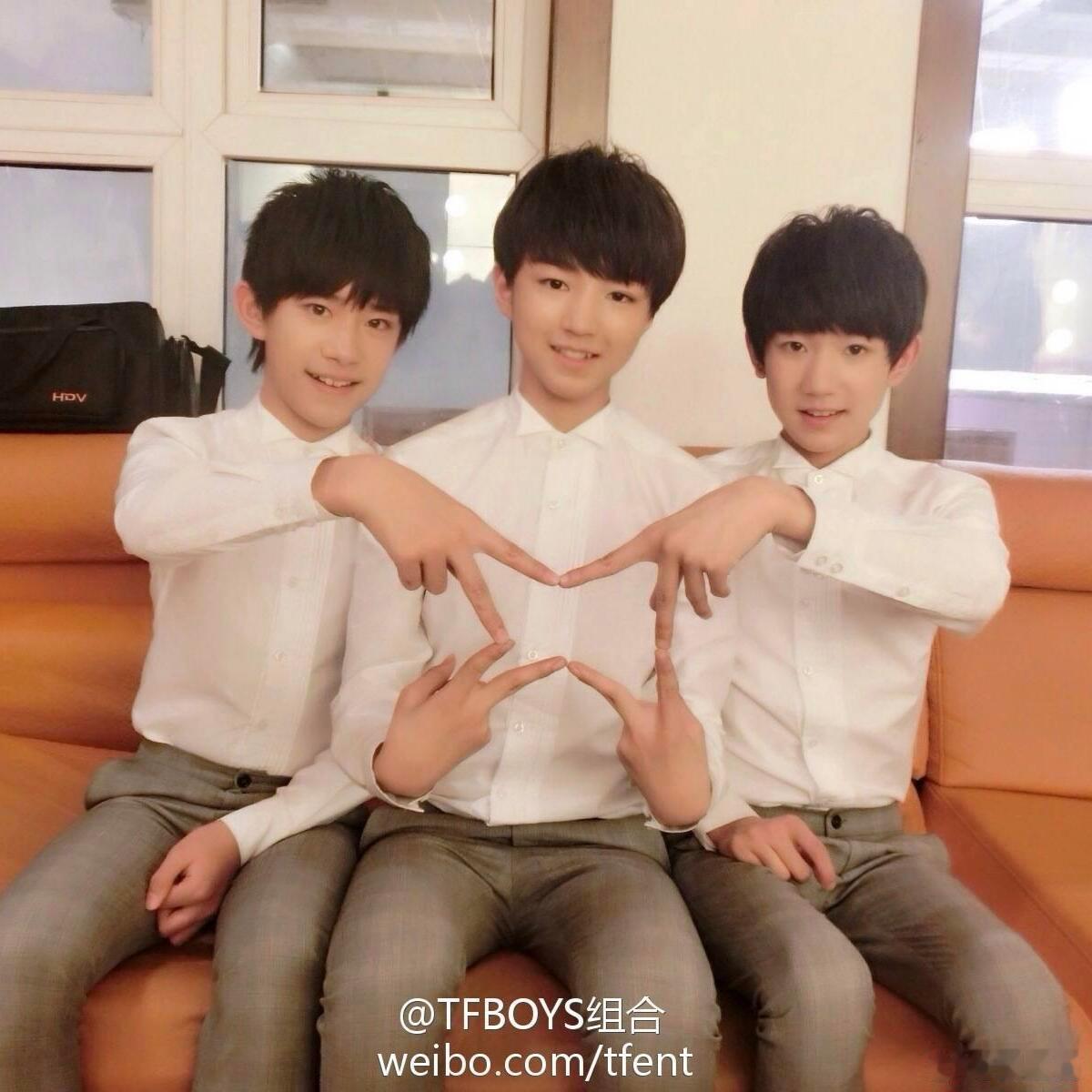 金鹰卡通发2015年的tfboys一段2015年旧物料勾起无数回忆，那时的少年眼