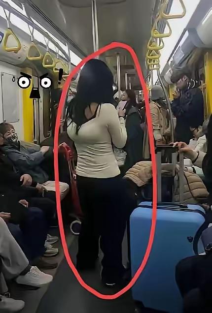 太特别了！
今天早上老公在上海地铁2号线早高峰拍了张照片发给我，我当时忙没细看，