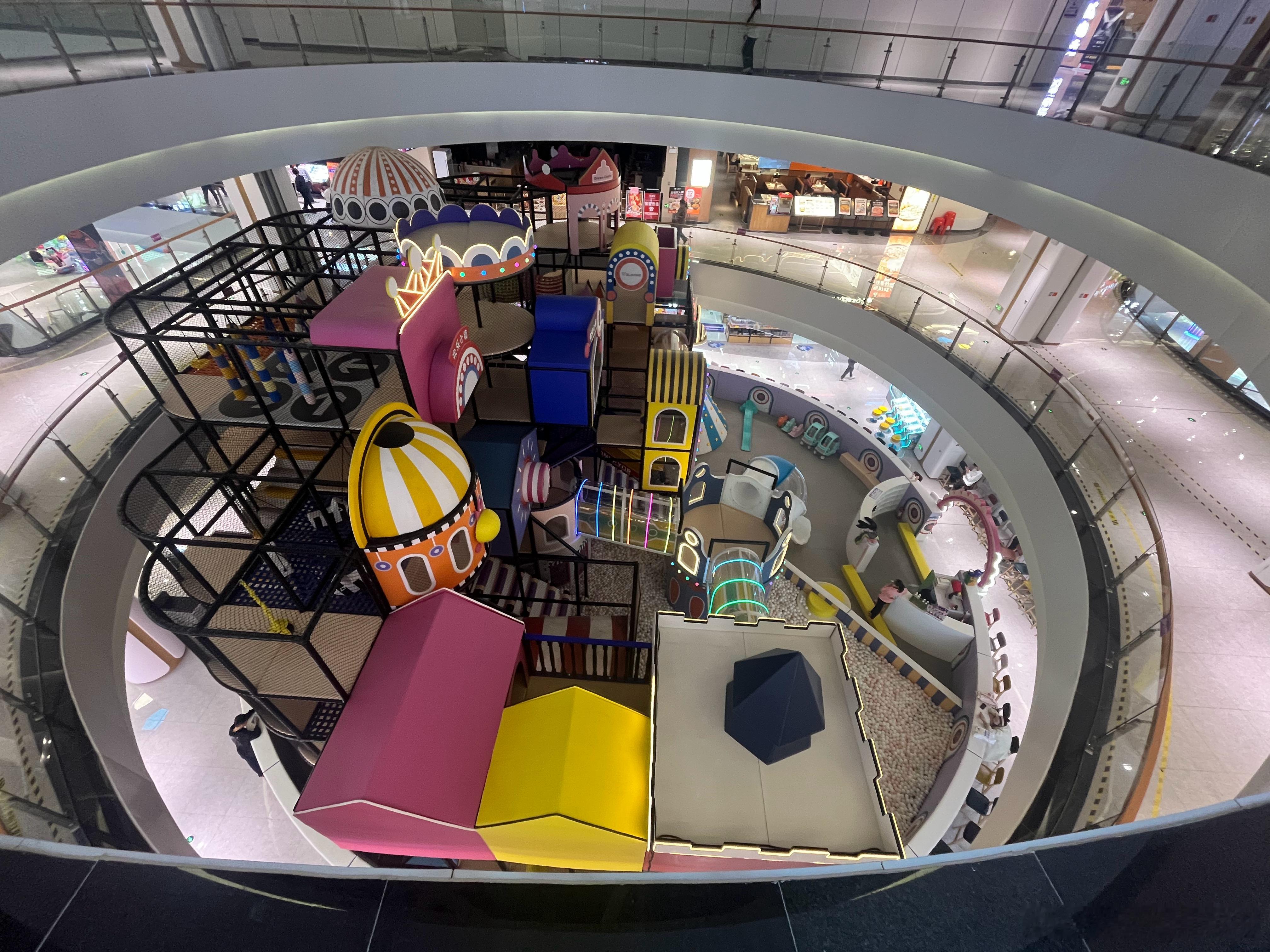 刷了半天微博，看到挺多车展相关的信息，当然也包括不少车企老板逛车展的新闻。雷总没