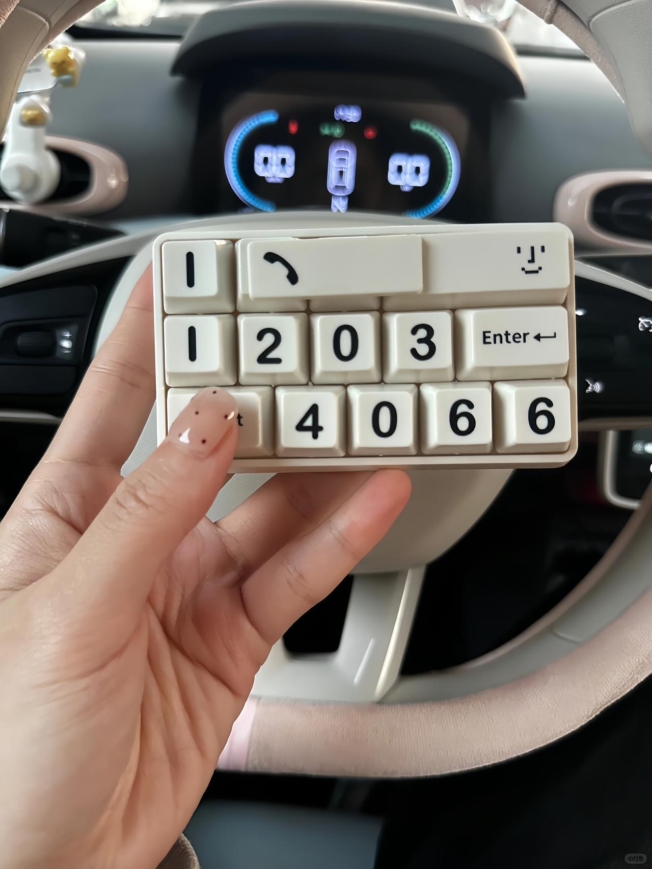 🚗 最近挺喜欢这种“机械键盘停车牌”，真的有点离谱…一个停车号码牌，愣是做成桌