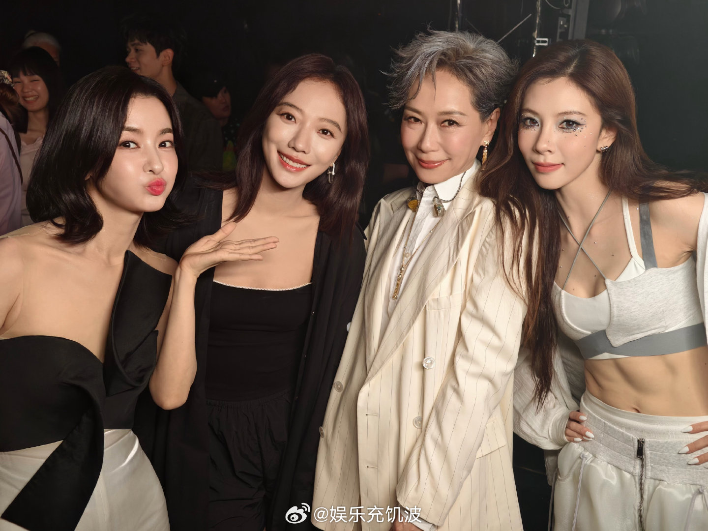 宋妍霏很开心能陪姐姐们一起毕业乘风2026 所有同台的瞬间都闪闪发光，开心陪着姐