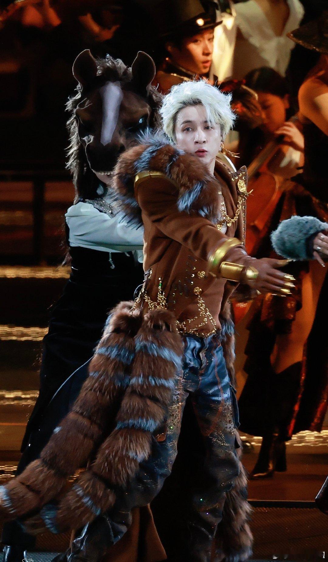 薛之谦演唱会卷上天了 薛之谦从不让观众失望，太原站解锁全新高空彩蛋！无人机演绎完