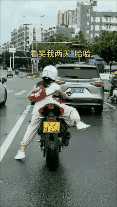 小姐姐，真的担心你那小短腿撑不住这硕大的摩托车，如果跑起来我绝对相信你有那实力驾