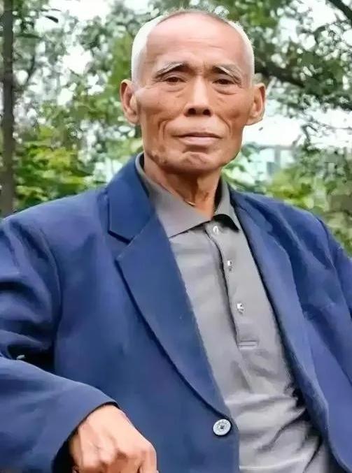 1949 年，杀害过小萝卜头 的 国民党特务 杨钦典 ，偷偷将 19 名革命志士