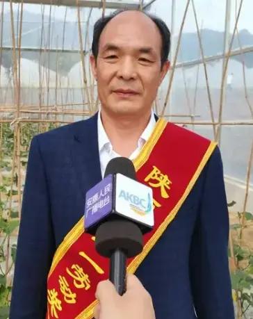 周金鱼，男，1965年11月出生，陕西省安康市白河县构朳镇凉水村人，白河县金龙建
