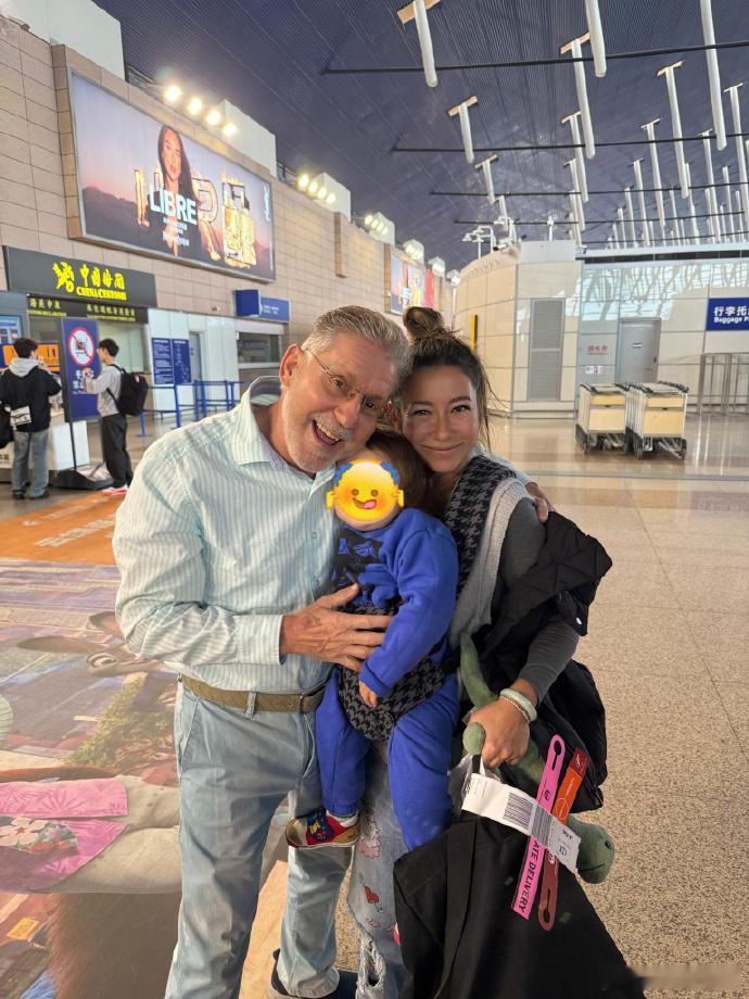 米卡全家都被中国圈粉了米卡这家中国深度游停不下来啊，又带着全家刷外滩和苏州园林了