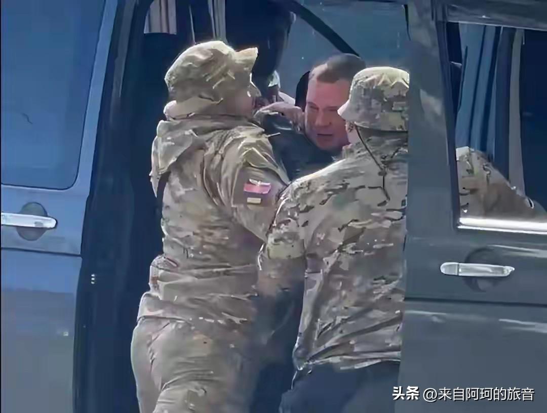 老奶奶用车门夹住征兵办的人，帽子都给打飞了。这种事在乌克兰不是头一回，光2025