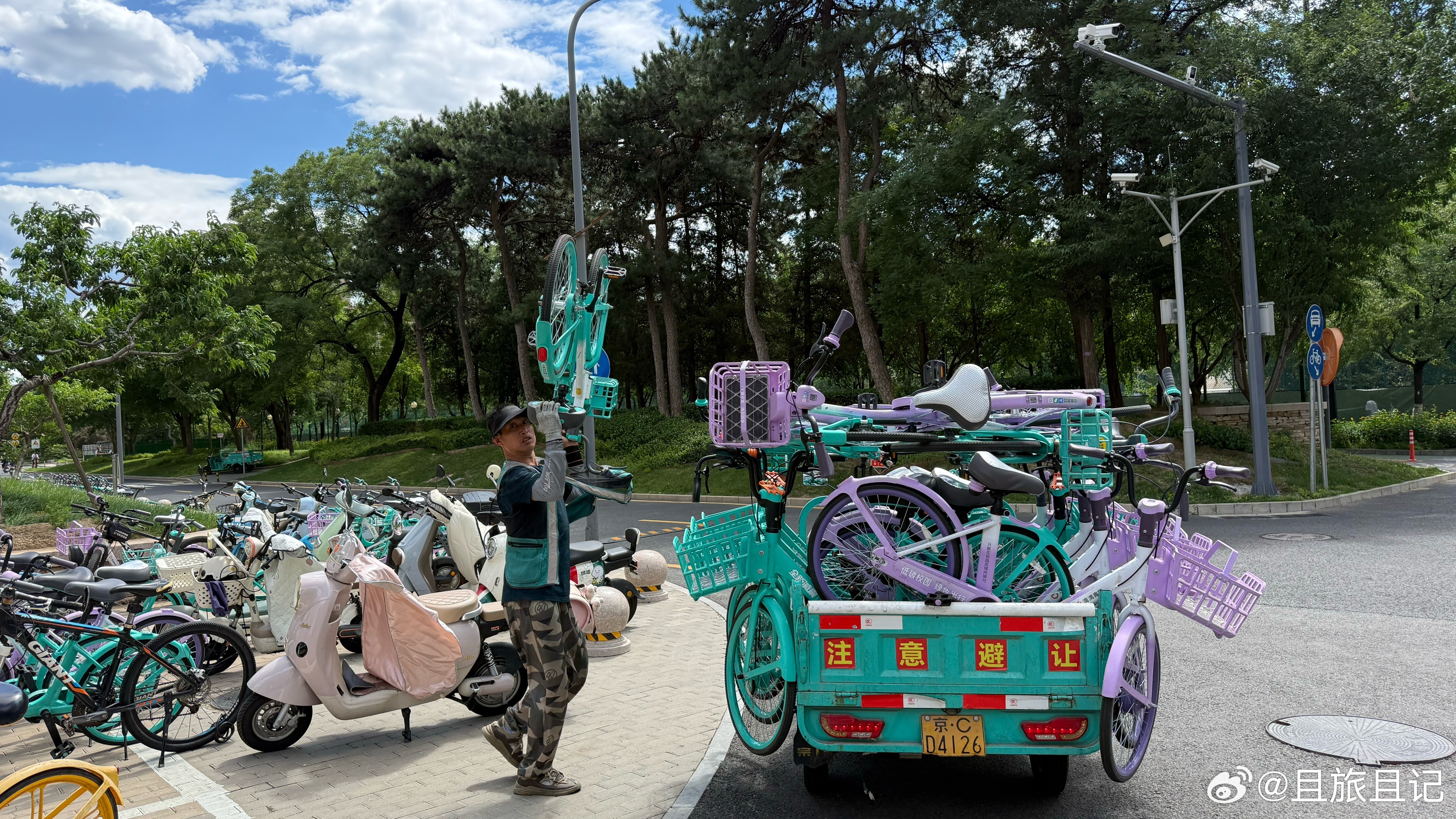 北京，清华大学校国内，共享单车调度员在装车。 北京·清华大学