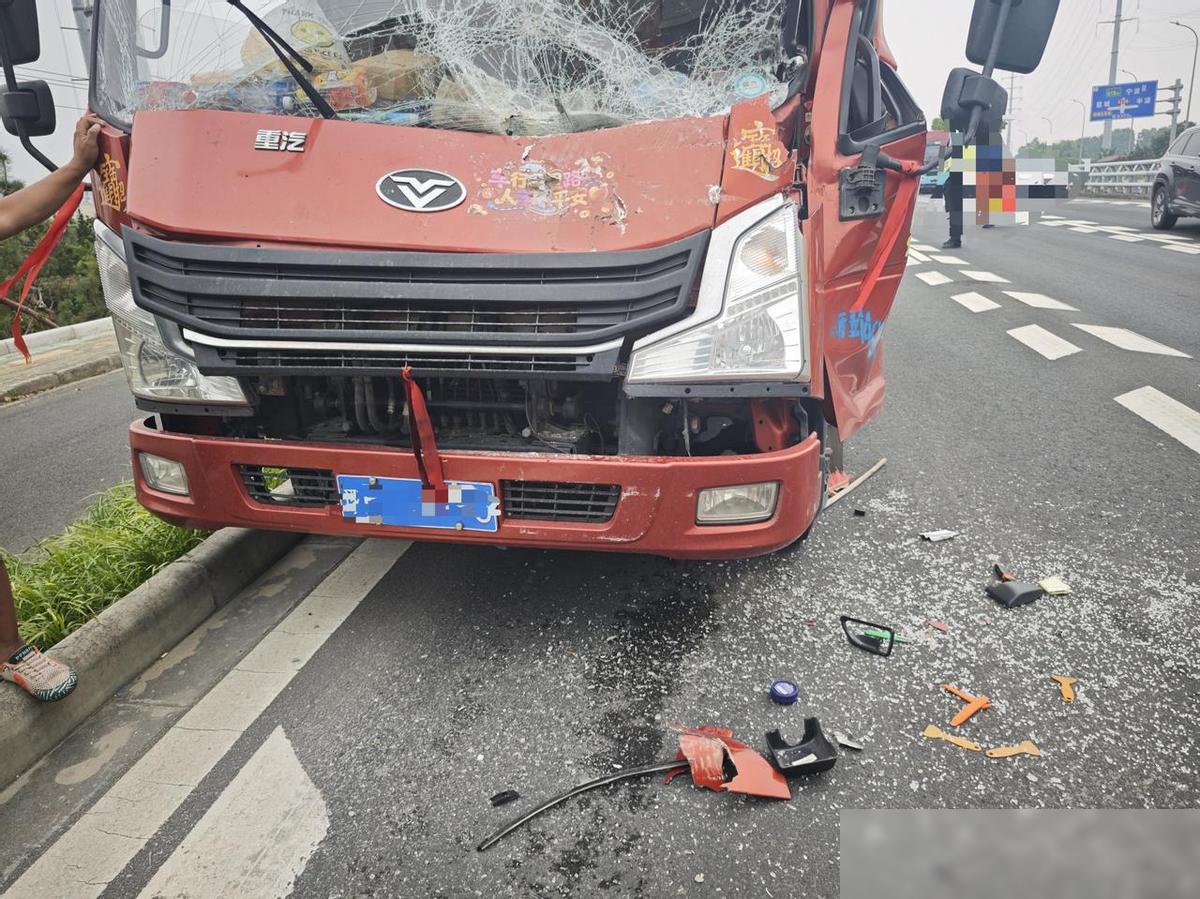 近日，宁波江北一路段，一辆货车追尾后司机被困，救援人员赶到现场。这样的救援，看着