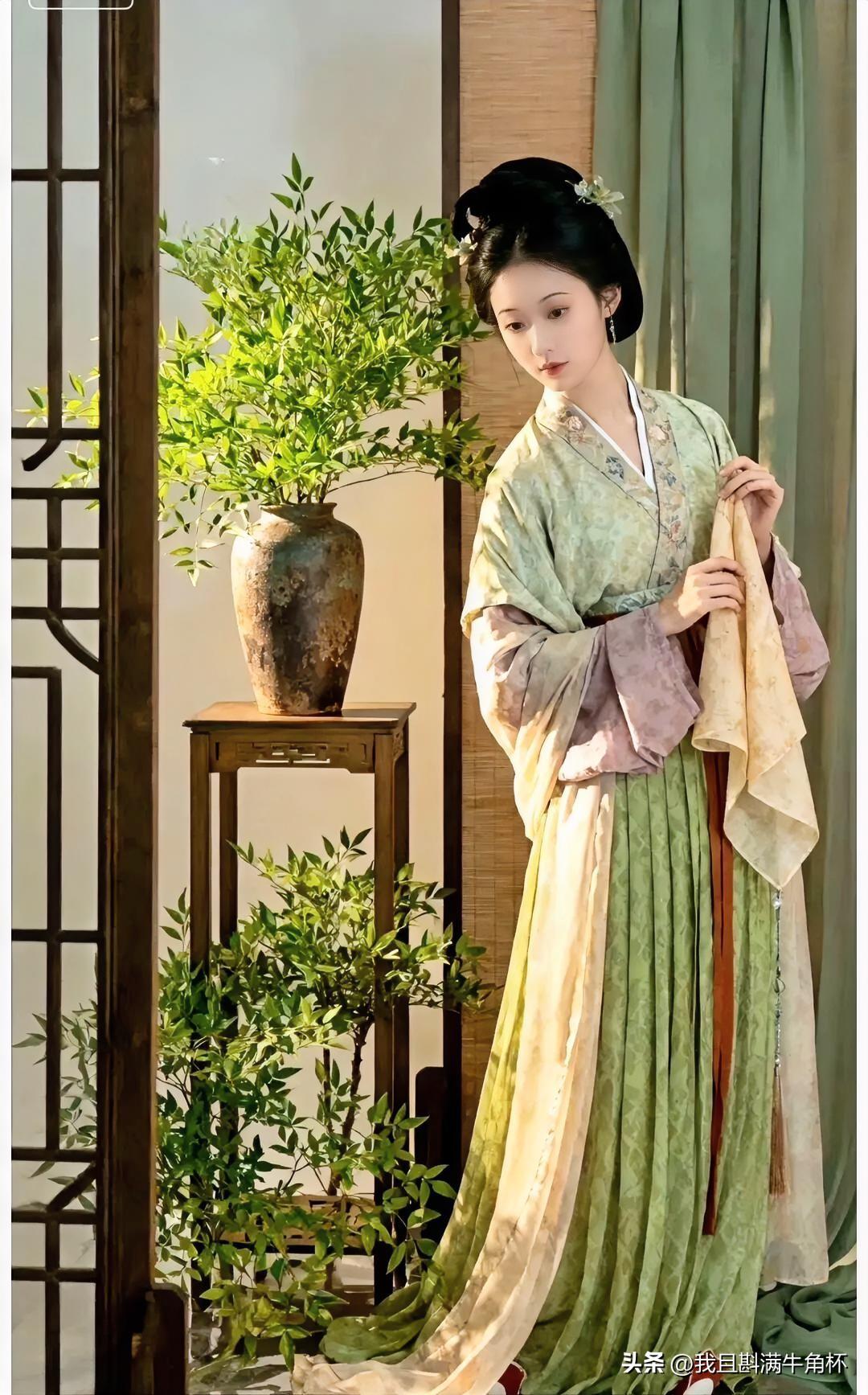 下联：斜光穿户照蛮箋
上联：有请雅士[玫瑰][玫瑰][玫瑰]