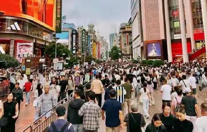 国庆期间各地都在抓促销，把发展旅游经济放到了第一位。这也是国家国庆调休放长假的初