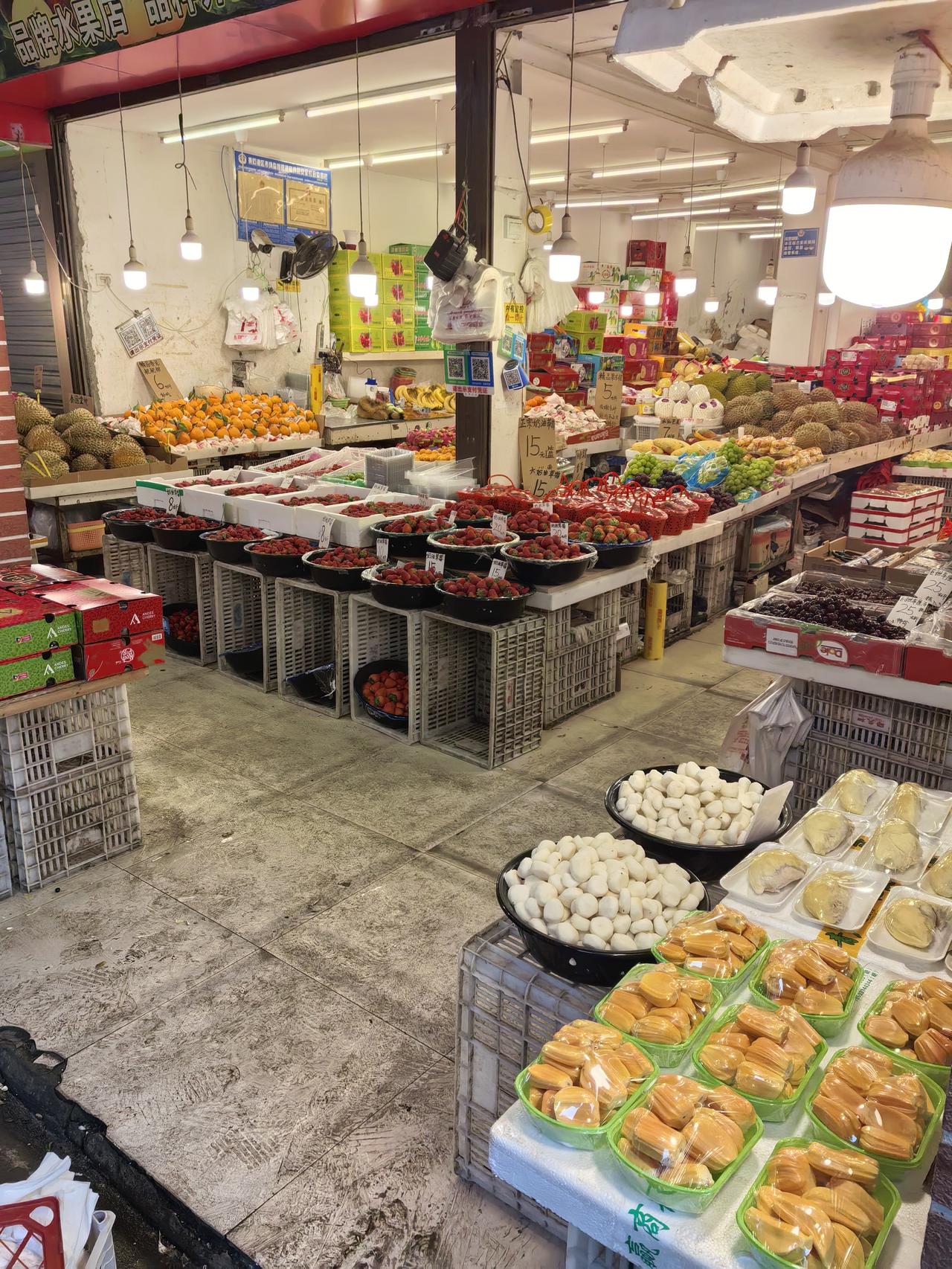 耕地撂荒这事儿挺让人费解的。以前农民对土地那是寸土必争，解放初期埋界石，分田到户