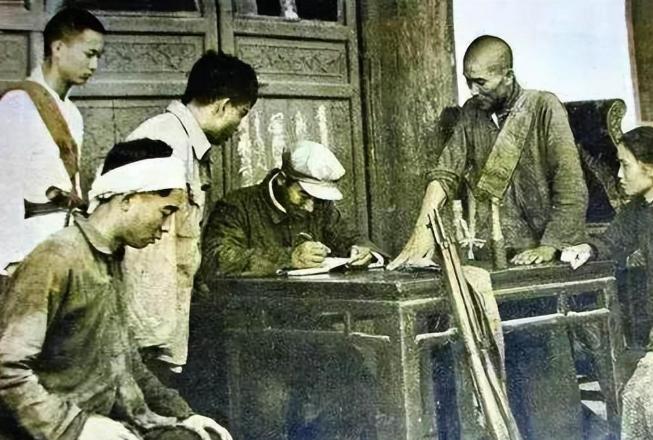 1950年，我军剿匪部队到了浙江鄞县的一座尼姑庵，发现一个年轻貌美的尼姑，胸脯异