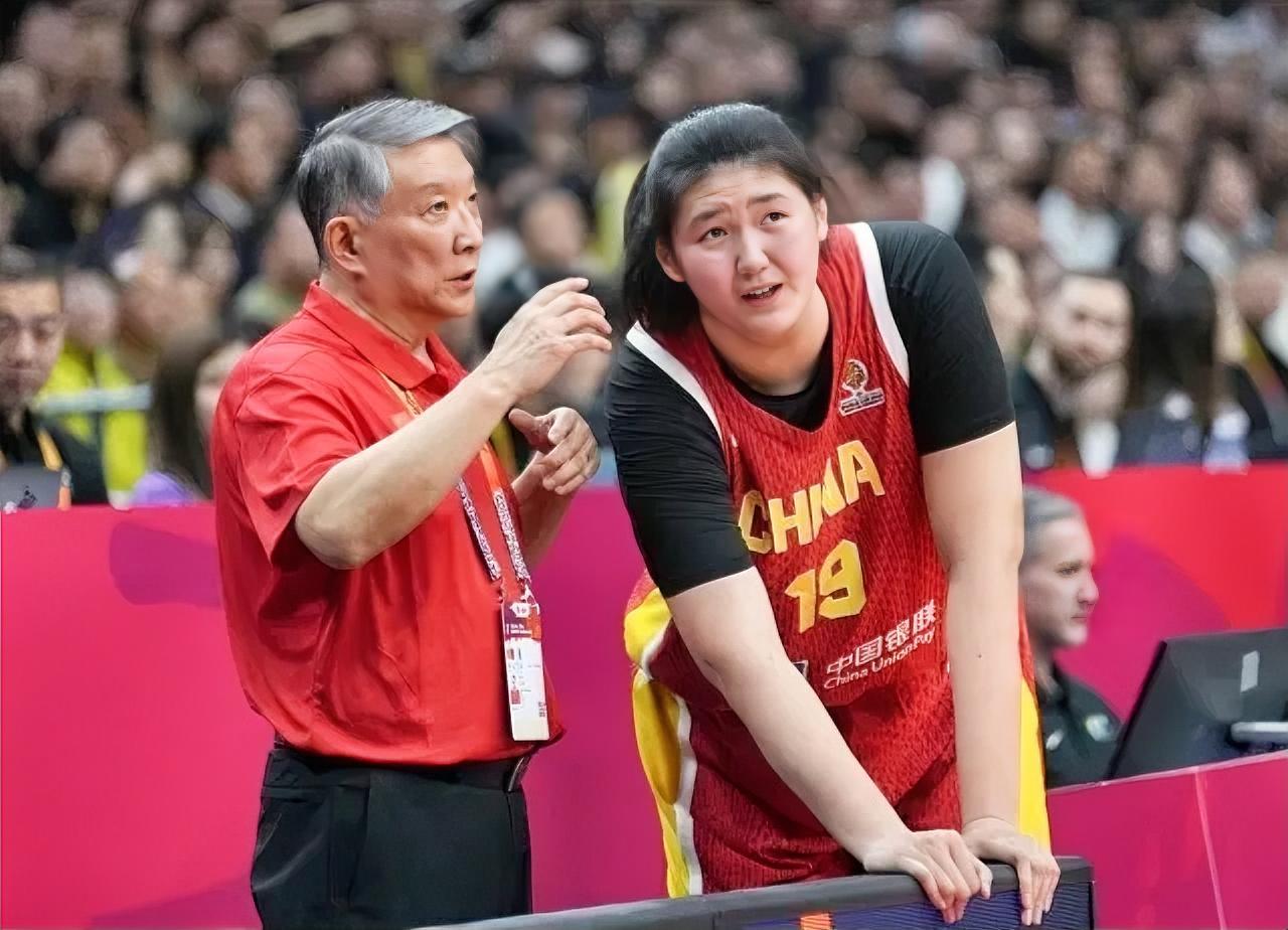 女篮的问题大了去了！宫鲁鸣上任快两年了，新招入的球员愣是一个都没顶上来，看看世界