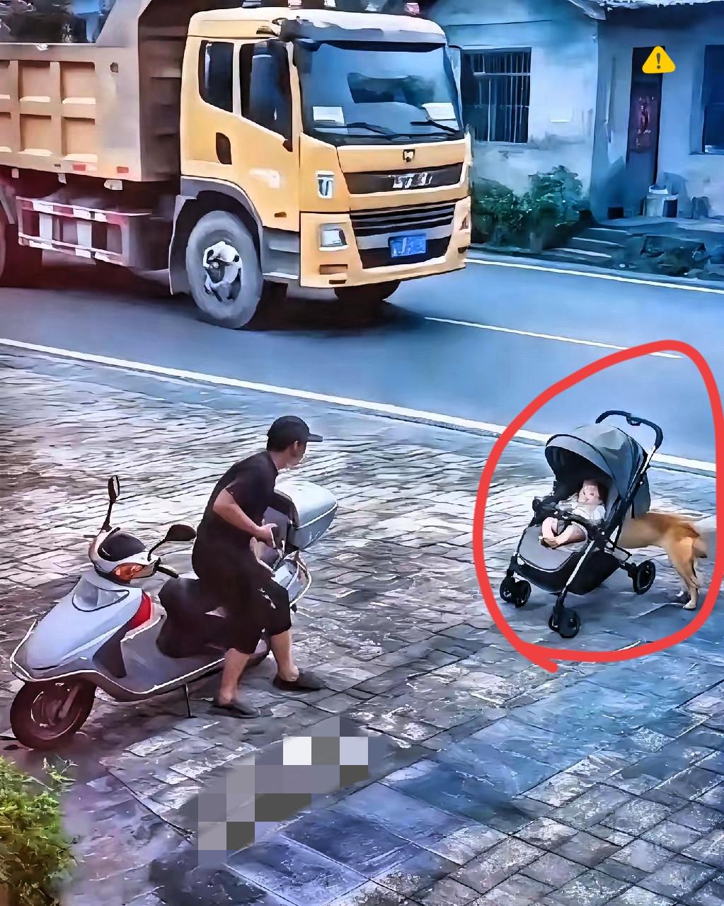 真不敢信，婴儿车顺着坡往大马路滑，亲爹居然在电动车上打游戏，最后救了娃的竟是家里