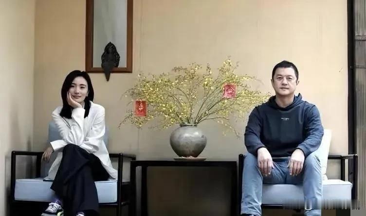 海哈金喜给所有女人提了个醒，
你可以嫁给比你年纪大的，
也可以嫁给离过婚的，
