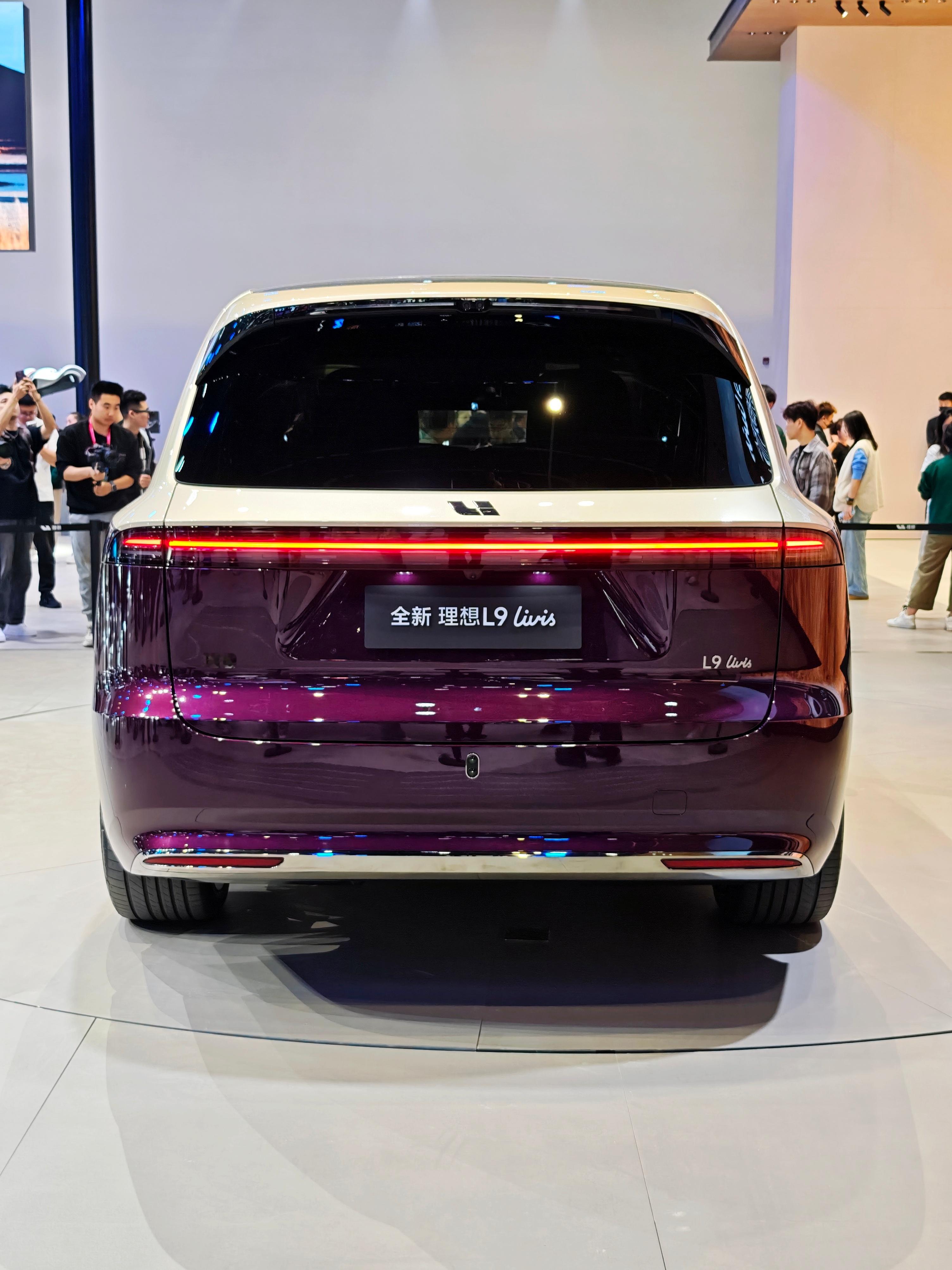灯光下紫金双拼的理想L9 Livis，大家感受一下我还是更喜欢图7这个古铜金属色