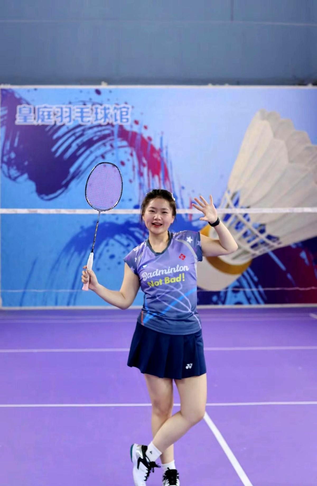 打羽毛球的女生，现在都这么潮吗？！

老牌国货薰风，居然跟先锋潮牌哭喊中心搞起了