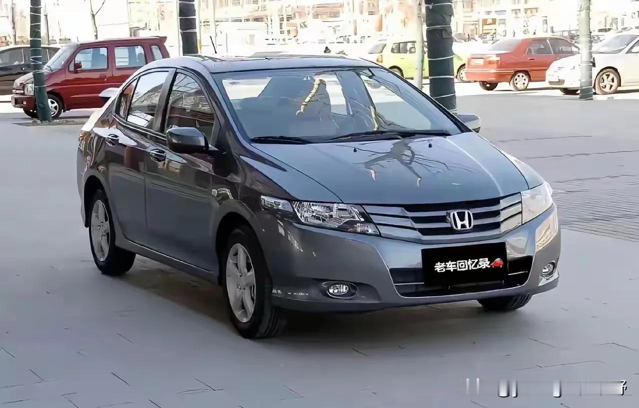 本田锋范轿车，这款车定位也是属于紧凑型轿车，在本田车系里面算是尺寸比较小的车了，