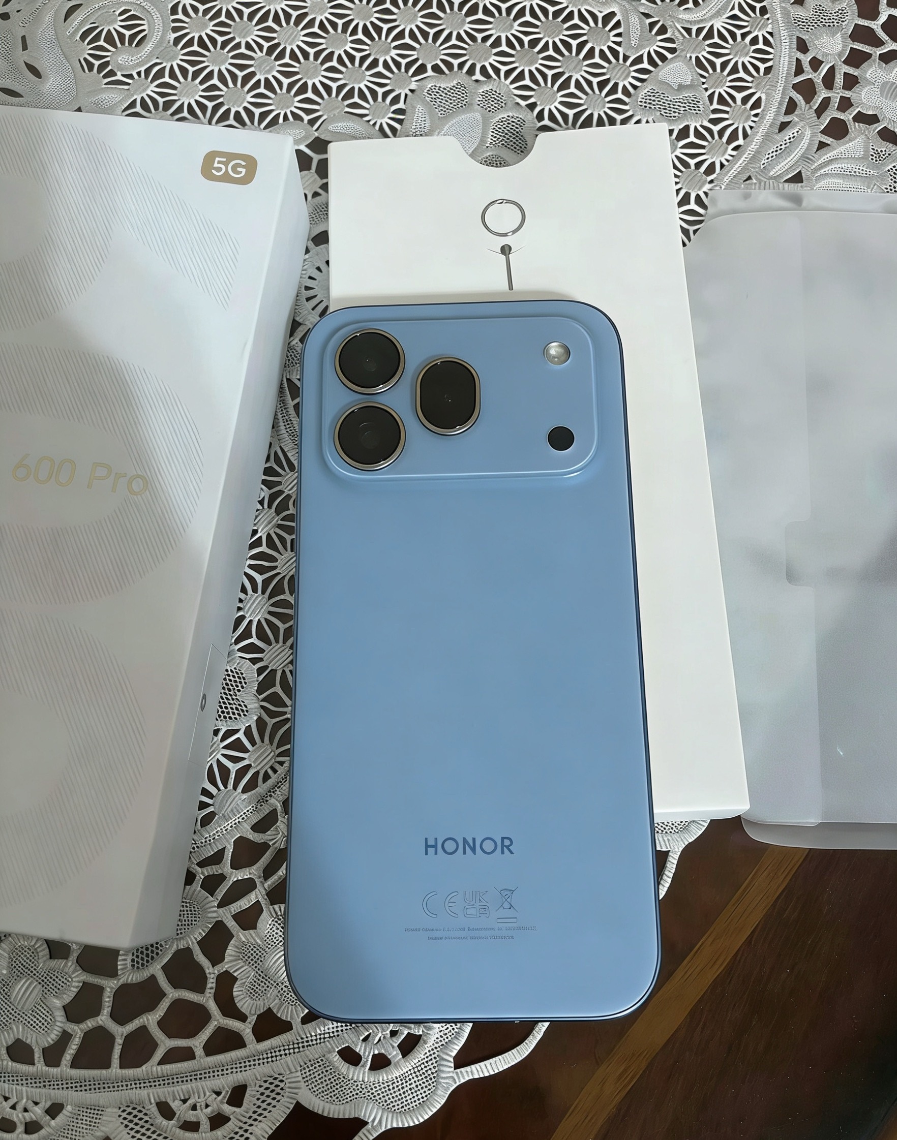 据说荣耀600Pro长这样(图一)我另外用AI生成了几个经典色你们觉得好看吗？荣