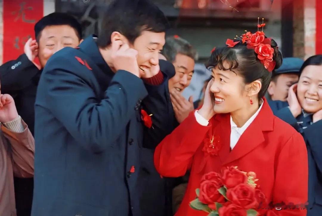 《南来北往》蔡小年结婚，骑着自行车接新娘，大院里摆几桌，红灯红喜字，朴实，喜庆。