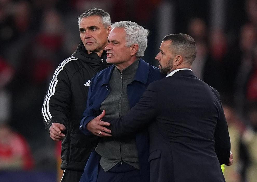 穆帅就本菲卡与皇马之间的种族主义事件，打破沉默：难以处理。
2月22日，穆帅将带