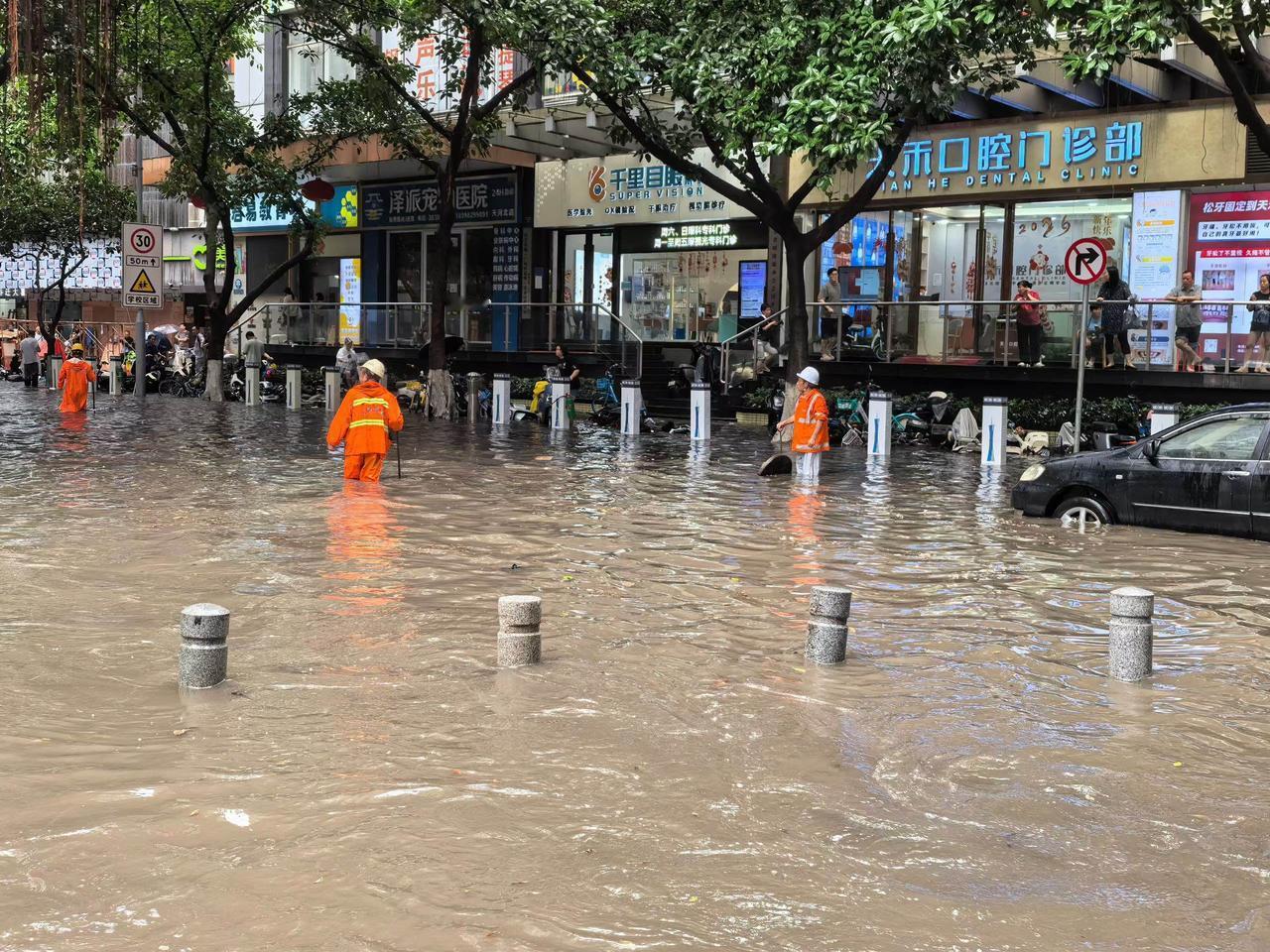 记录我的2026今天广州下好大好大的雨，天好像被捅了一个大窟窿，哗啦啦啦啦啦的，