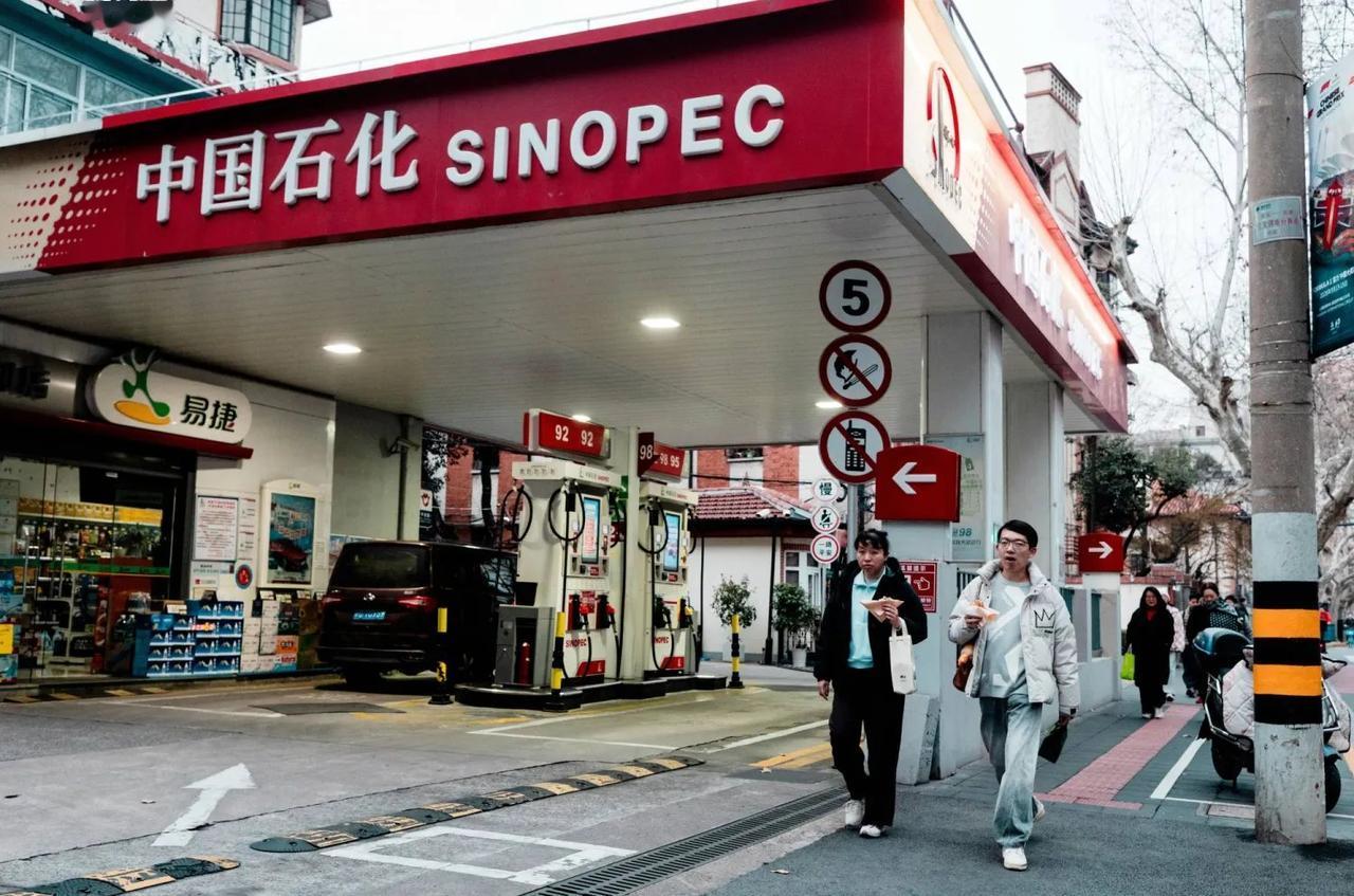 美国媒体报道说，“由于伊朗战争切断了海湾石油的供应选择”，中国石化正在“悄悄”远