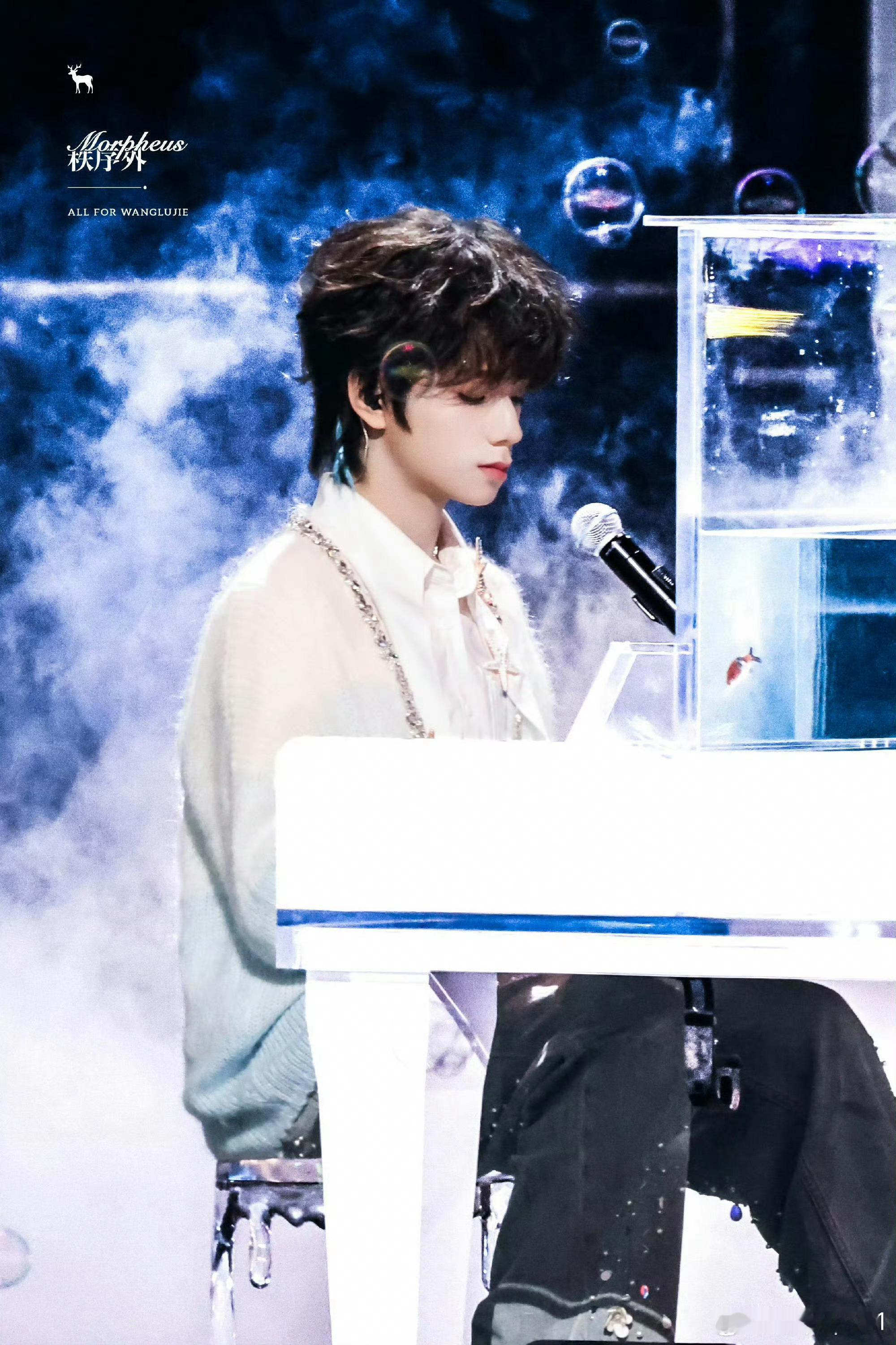 王橹杰雪狐气质 王橹杰眉眼俊美完全是颜值天赋型选手！今天的妆造毛茸茸的好像一只小