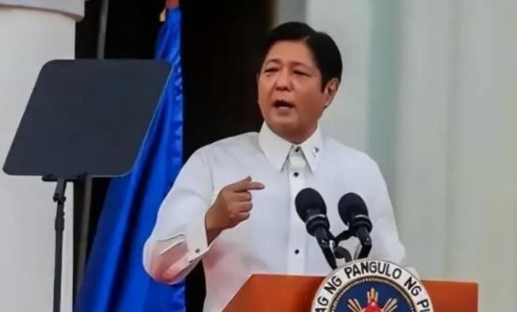 自从中国停止进口菲律宾香蕉，菲律宾香蕉协会的负责人愤怒地表示：“中国断了30万蕉