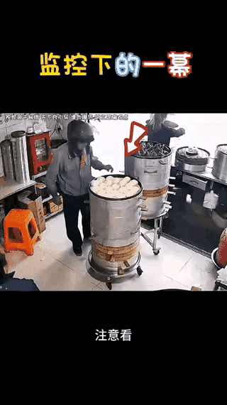 老板娘把包子扔进垃圾桶里，脸上是满满的嫌弃。
大叔进了包子铺要买包子，没洗手就摸