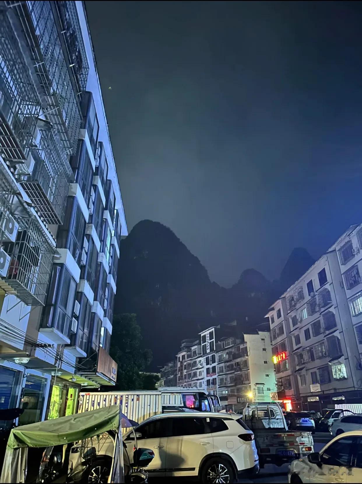 来桂林，大晚上的这也太可怕了吧！！！
一抬头感觉像个大怪兽
晚上只敢低着头走路…