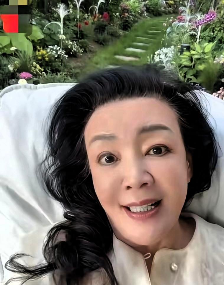 小孙子第一次 进家门, 奶奶忙碌着，汪宝儿,跑来跑去, 玩了很久, 很快乐, 奶