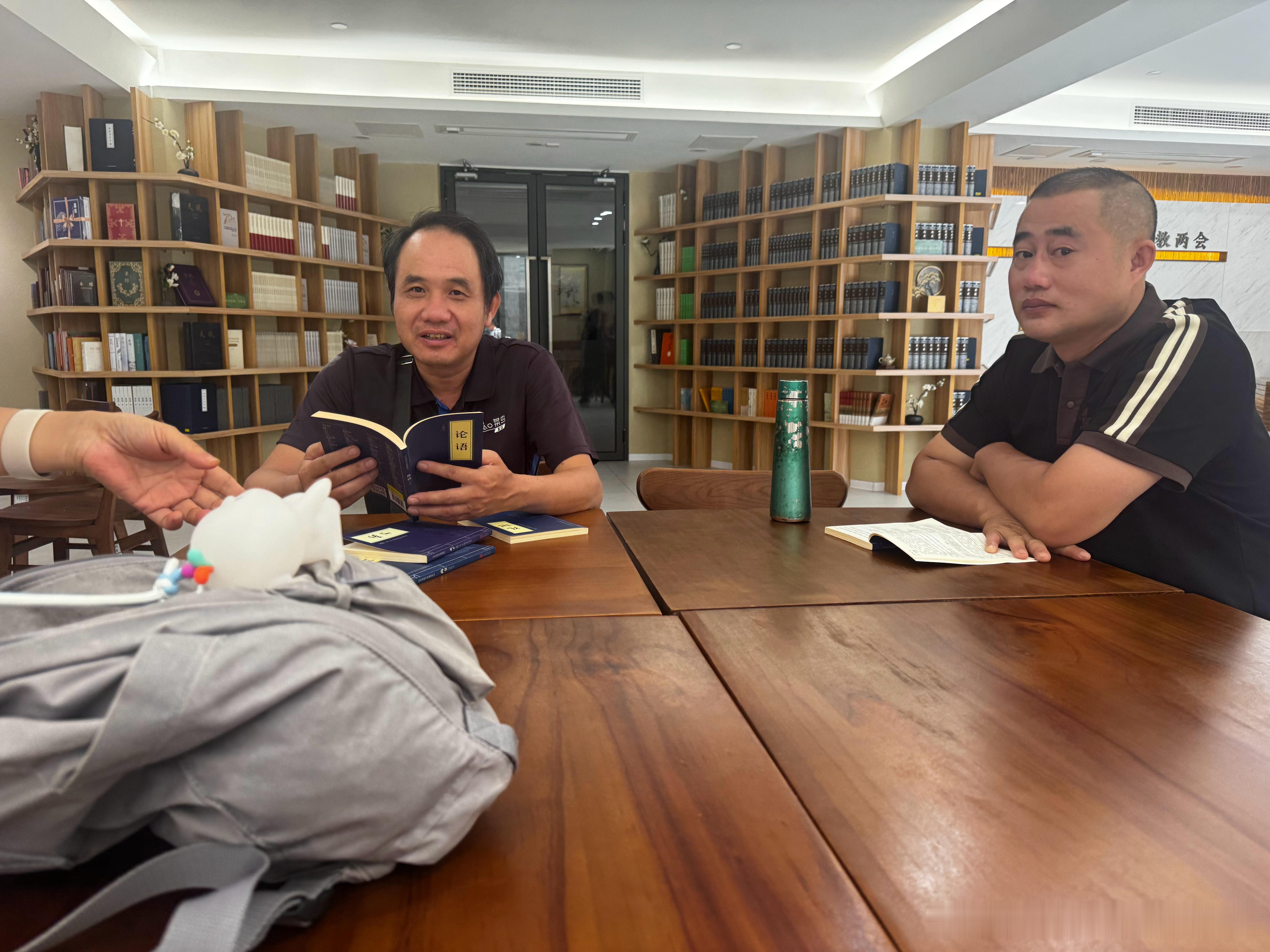 今天下午在天河堂阅览室看到两位穿着“菜鸟”工服的中年男子在读四书，正对面的男子边