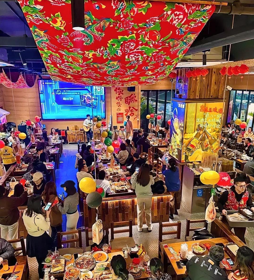 东北人为什么这么有趣？

一次在餐厅吃饭，正吃着，服务员失手把一摞盘子摔在地上，