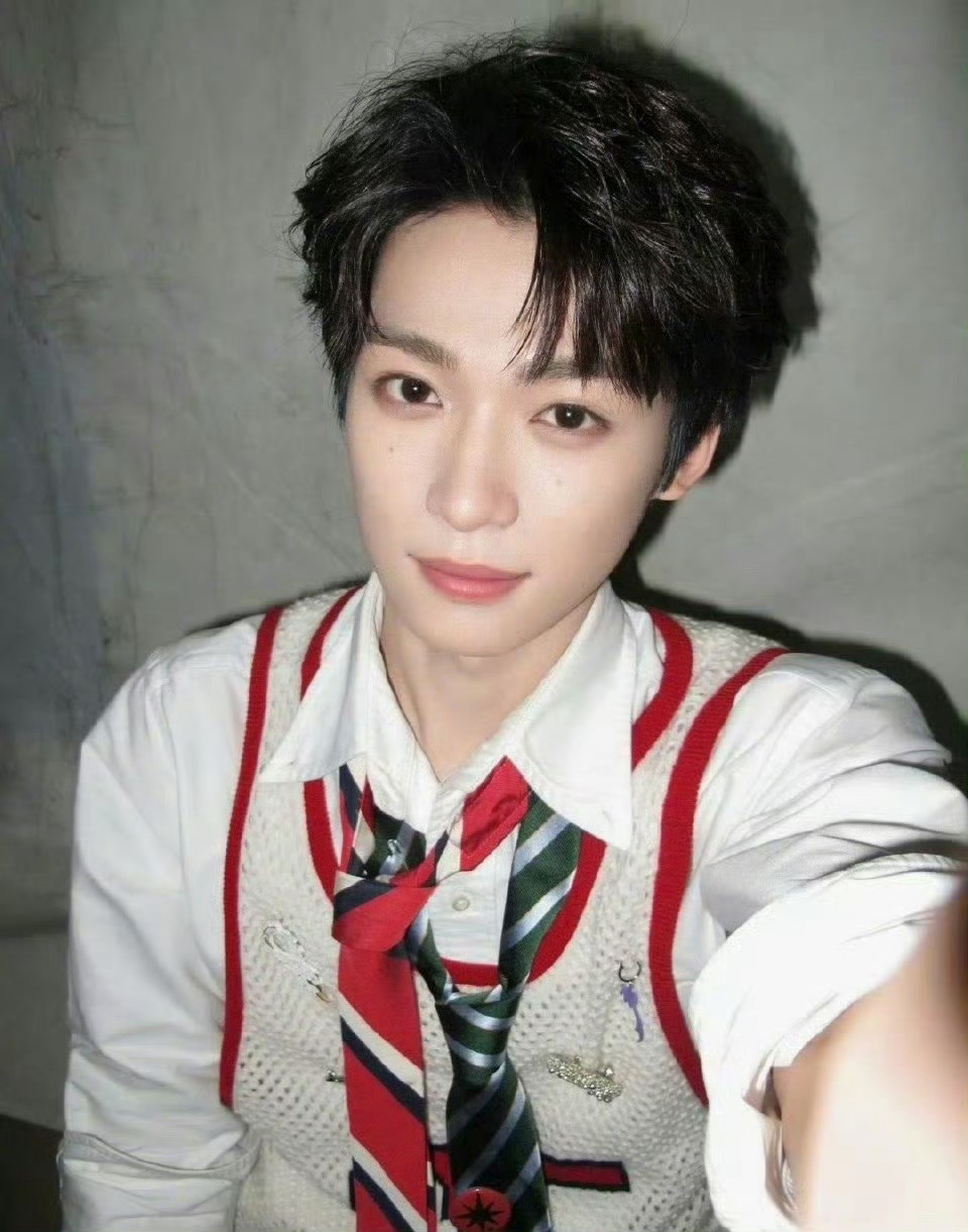 王一博范丞丞梓渝撞衫，三位帅哥的时尚度都满分，这搭配都有不一样的特色！ 