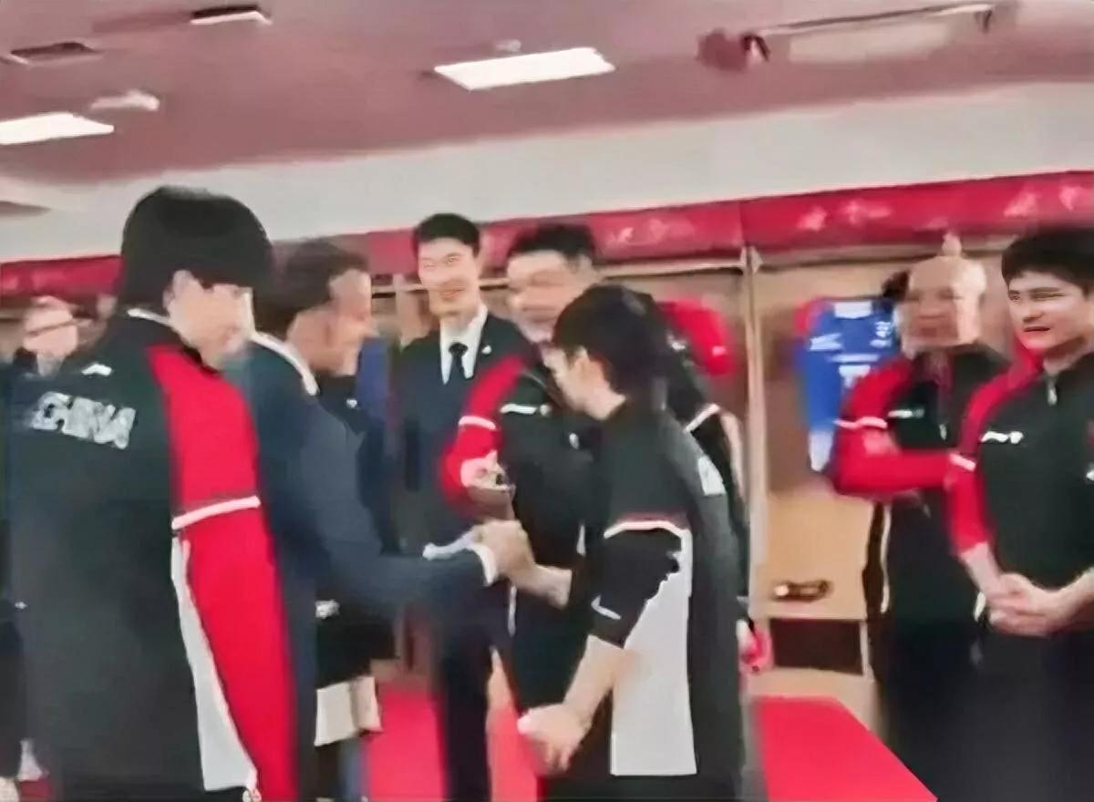 马克龙为见莎莎有多拼？

追着喊N次终于打上球！

这位法国总统访华全程“盯紧”