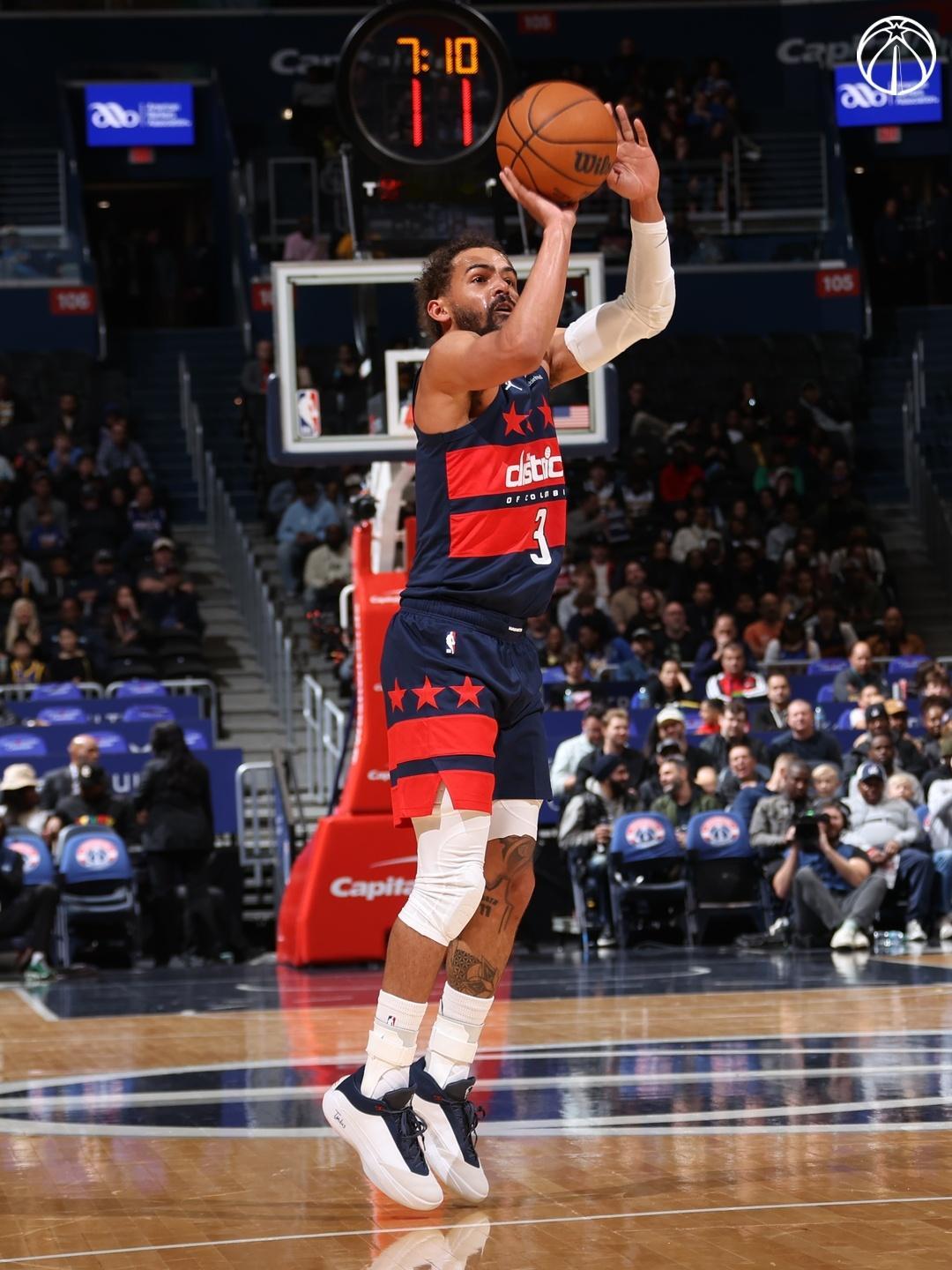 特雷杨今日21分5助攻2篮板1抢断1盖帽，上脚的两双Air Jordan 40 